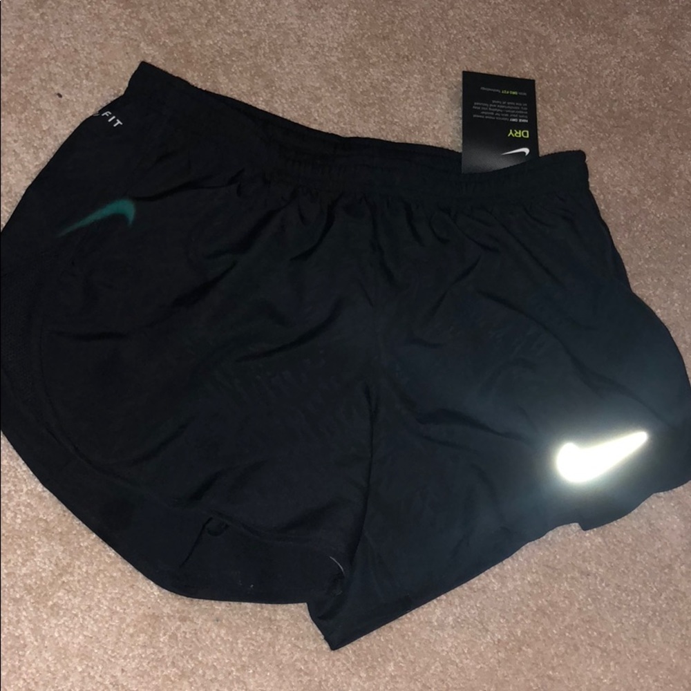 BRAND NEW NIKE🔥🔥WOMENS RUNNING SHORTS🖤🖤